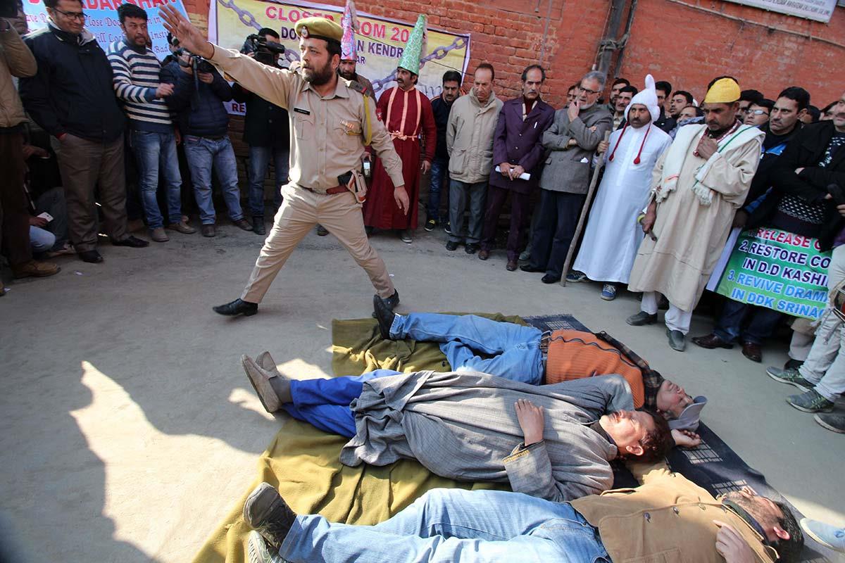 DDK artists conduct road show